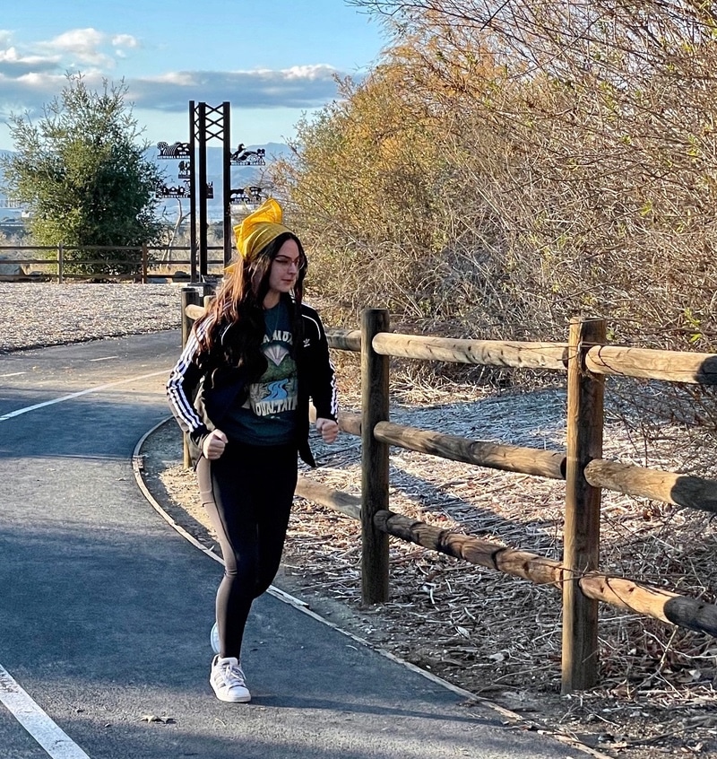 Anya warming up in her Kuhl Transcendr leggings, and her T shirt from Shop WhereGalsWander